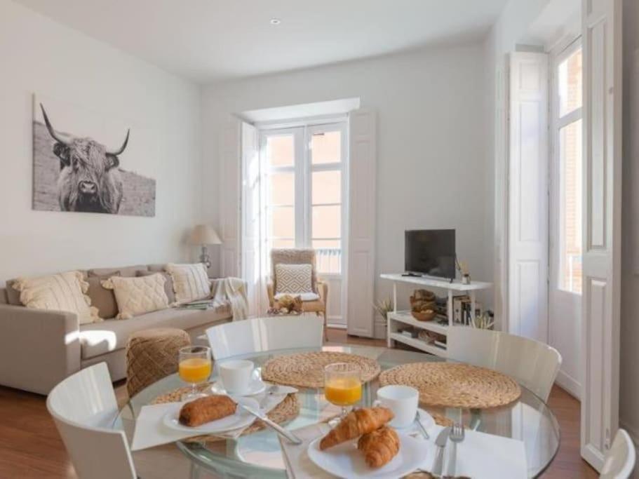 Chic Casa Cathedral At Calle Fresca 2-Bedroom Apartment In Malaga City Center エクステリア 写真