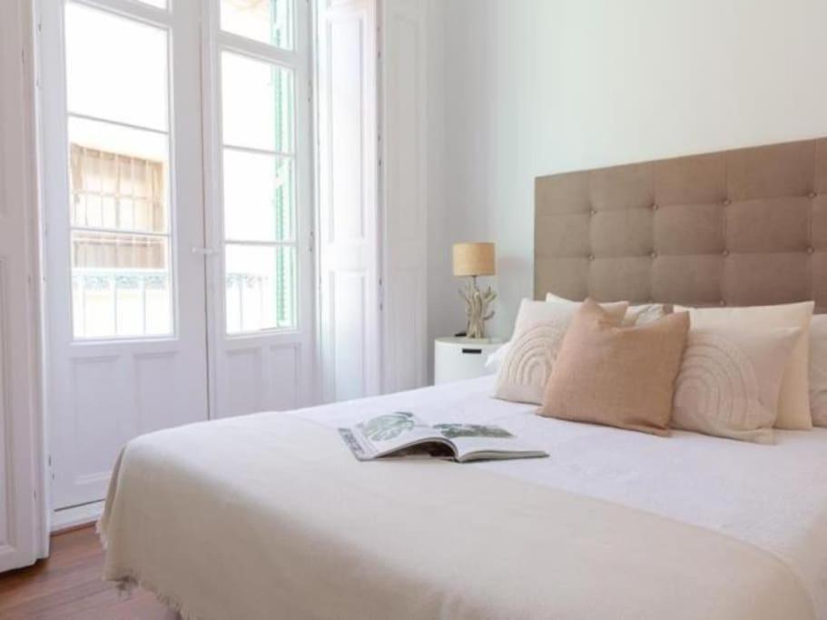 Chic Casa Cathedral At Calle Fresca 2-Bedroom Apartment In Malaga City Center エクステリア 写真